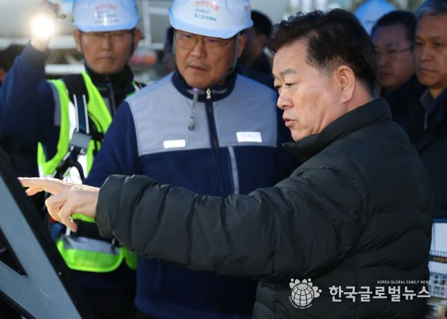 박승원 광명시장이 10일 오후 지난 4월 붕괴사고가 발생한 신안산선 복선전철 공사 현장을 찾아 시공사인 포스코이앤씨 관계자들에게 즉각적이고 책임 있는 복구작업을 해달라고 강력히 촉구하고 있다.