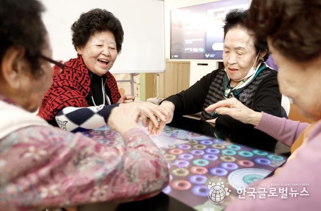 스마트 터치 테이블로 게임을 즐기는 모습