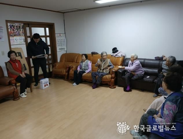 안산시 식품위생감시원이 관내 경로당 노인을 대상으로 허위·과대광고 피해 예방 순회 교육을 진행하고 있다.