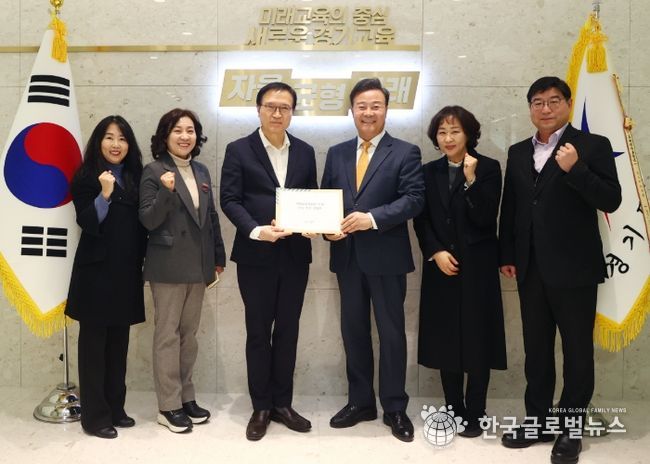 김성제 시장이 임태희 교육감에게 의왕교육지원청 신설 신속 추진 건의문을 전달하고 있다.