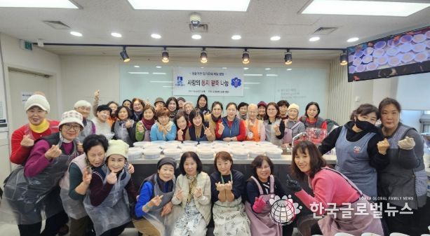 사랑의 동지 팥죽 나눔 행사 참가자들이 함께하고 있다.