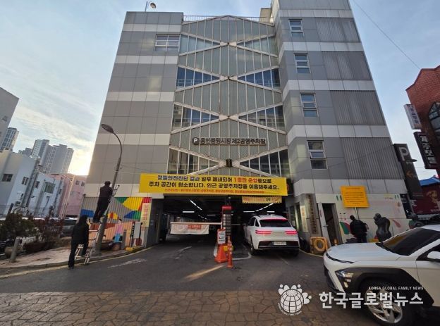용인특례시가 12일부터 안전상의 문제로 용인중앙시장 제2공영주차장 2층부터 5층까지 폐쇄조치를 내렸다.
