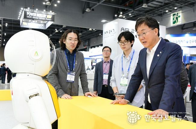 이민근 안산시장이 킨텍스에서 열린 '2024로보월드'에서 관계자로부터 휴머노이드로봇에 대한 설명을 청취하고 있다.