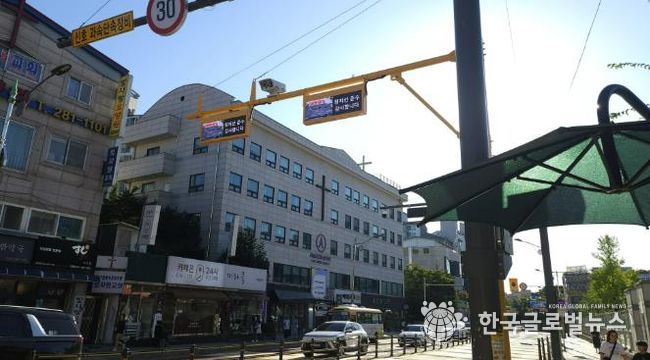 기흥구는 어린이보호구역 내에 ‘정지선 위반 알리미’와 ‘우회전 감응 시스템’을 도입했다