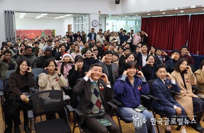 2025년 화성시외국인복지센터 사업보고회 기념 사진