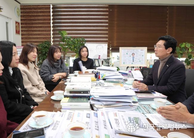 이상일 용인특례시장은 15일 시장실에서 기흥역세권에 거주하는 시민들과 만나 교육 현안을 논의했다.