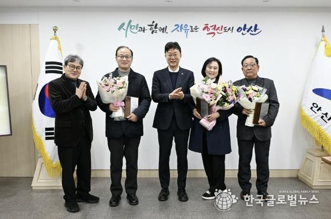 이민근 안산시장(가운데)이 16일 안산시청에서 사회복지시설 퇴직자들을 대상으로 감사패를 수여하고 함께 기념촬영을 하고 있다.