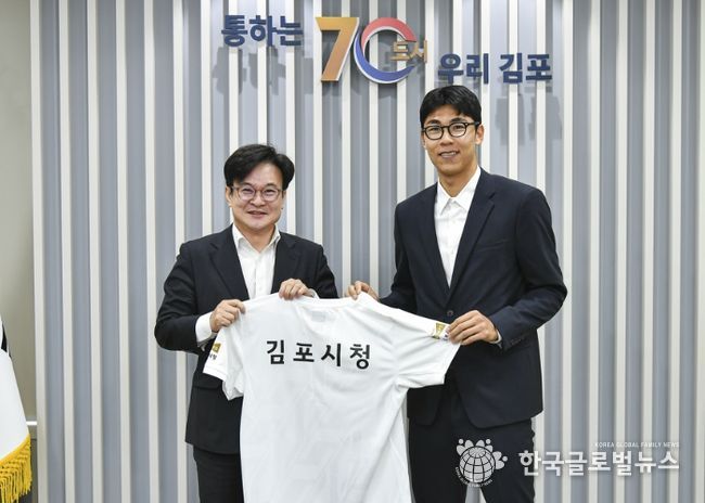 김병수 김포시장이 정현 선수의 김포시 테니스팀 입단을 환영하고 있다.