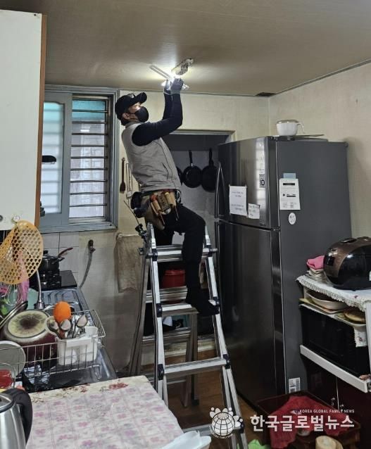 수원시 팔달구 화서1동 지역사회보장협의체, (주)전기쟁이 재능기부로 LED형광등 교체 지원해