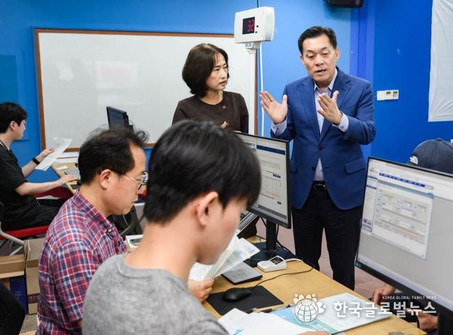 이재준 수원시장이 민생회복 소비쿠폰 신청 첫날인 7월 21일 인계동 행정복지센터를 찾아 민원안내 창구를 점검하고 담당직원들을 격려하고 있다.