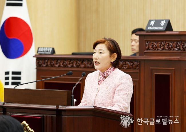 지난 18일 본회의장에서 ‘아동 유괴 범죄 대책 마련 및 방지를 위한 관련 법률 제정 촉구 건의안’에 대해 제안설명을 하고 있는 현옥순 의원의 모습.