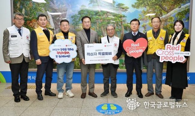 전달식 후 2층 로비에서 정장선 평택시장(왼쪽에서 4번째)과 이재정 대한적십자사 경기도지사회장(왼쪽에서 5번째)을 비롯한 관계자들이 기념 촬영하고 있다.