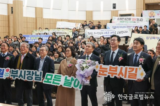 29일 열린 정구원 화성특례시 제1부시장 퇴임식에서 참석자들이 기념촬영을 하고 있다