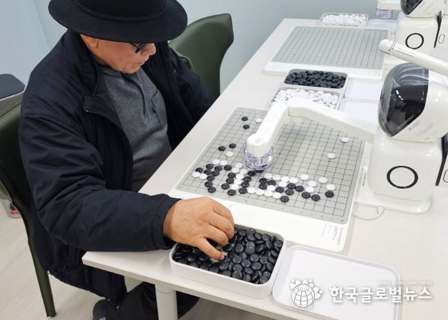 AI 사랑방에서 어르신들이 AI바둑을 체험하고 있다