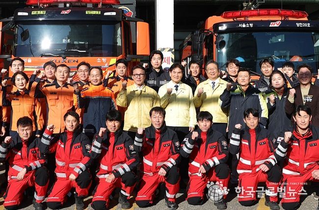 김민석 국무총리가 31일 양천구 양천소방서를 방문, 소방 관계자로부터 업무 현황 등을 보고 받고 소방 근무자들을 격려하고 있다.