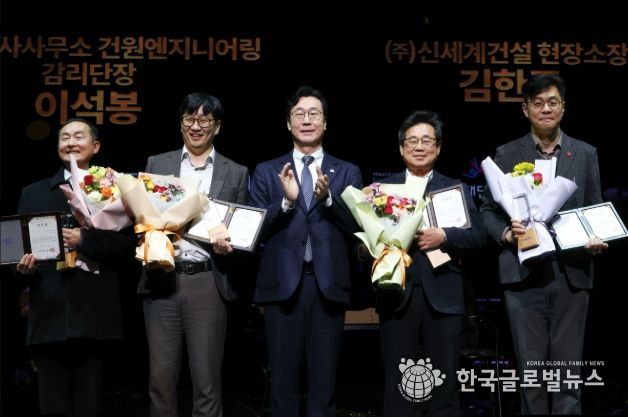 정명근 화성특례시장이 화성예술의 전당 개관기념 제야 콘서트에서 유공자들에게 특별 공로패 및 감사패를 전라하고 기념촬영을 하고 있다.