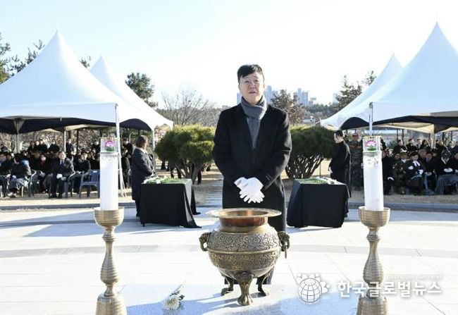 이민근 안산시장이 1일 원곡공원 내 현충탑에서 국가를 위해 희생·헌신한 분들에 대한 참배를 하고 있다.