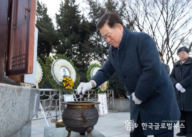 박승원 광명시장이 2일 오전 현충근린공원 내 현충탑을 찾아 분향하고 있다.