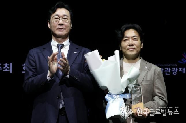 정명근 화성특례시장이 장민기 화성특례시 정무특보에 특별공로패를 수여하고 기념촬영을 하고 있다