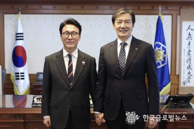 김민석 국무총리가 5일 세종대로 정부서울청사에서 조국, 조국혁신당 대표와 면담을 하고 있다.