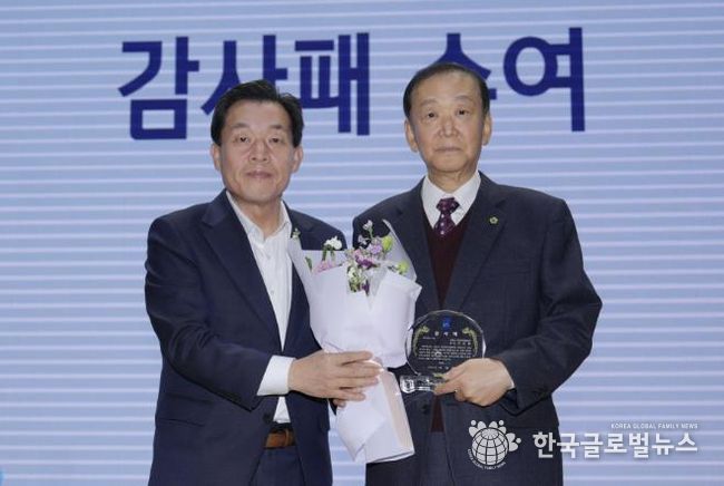 이재준 시장(왼쪽)이 제3대 진성원 협의회장에게 감사패를 수여하고 있다.