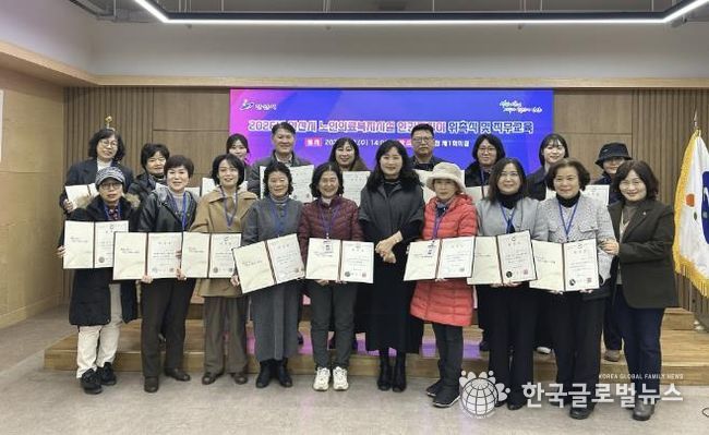 이경숙 복지국장(앞줄 오른쪽 다섯번째)이 7일 안산시청 제1회의실에서 노인의료복지시설 인권지킴이를 위촉하고 함께 기념촬영을 하고 있다