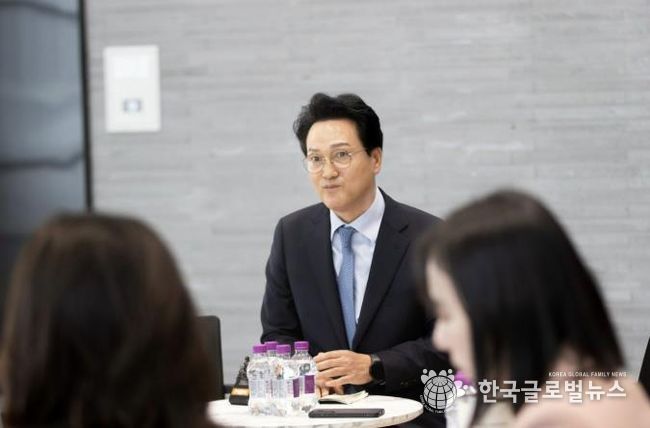 경기도교육청에서 기자간담회를 하고 있는 안민석 경기미래교육자치포럼 대표(사진=경기미래교육자치포럼)