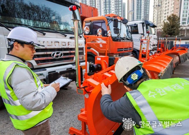 수원시 공직자들이 새로 지급된 안전조끼를 착용하고, 사전점검을 하고 있다.