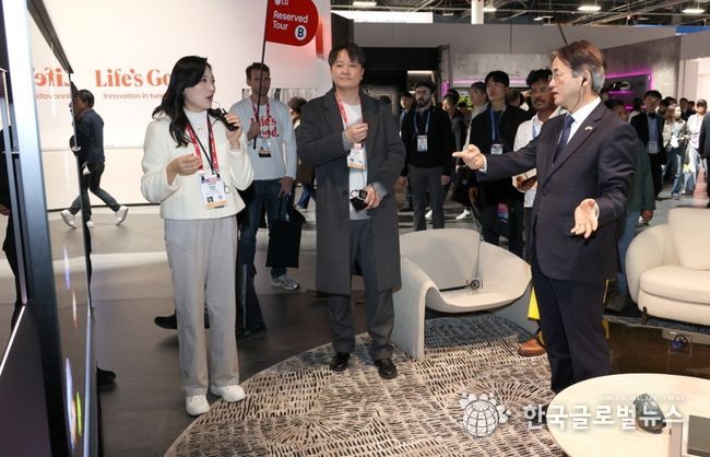 세계 최대 규모 기술 박람회인 CES 현장에 방문한 고양시 대표단(LG 기업 부스)