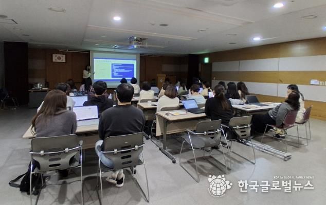 보건사업 담당자 등이 12일 상록수보건소에서 직원 역량강화 AI 교육을 진행하고 있다.