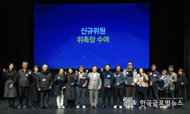 박승원 광명시장이 14일 광명극장에서 열린 ‘2026년 광명시 주민자치회 신규위원 위촉식’에 참석해 신규위원들과 기념사진을 촬영하고 있다.