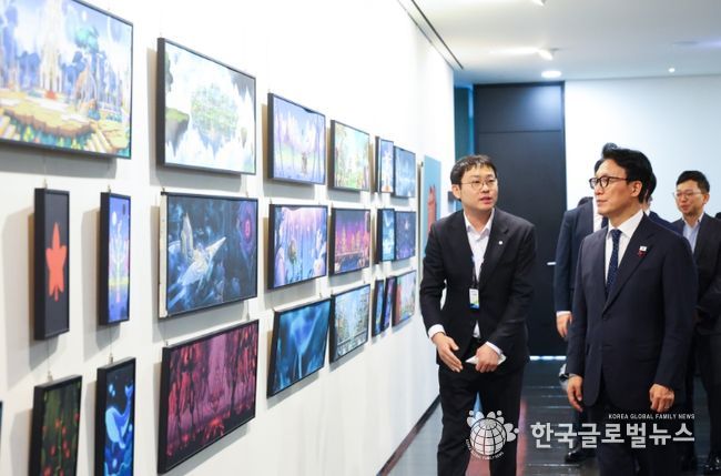 김민석 국무총리가 15일 경기도 성남시 분당구 넥슨을 방문, 경영진과의 간담회 및 게임 효과음 제작 과정에 관해 설명을 듣고 있다.