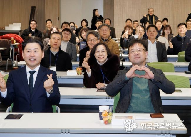 김현수 수원시 제1부시장(오른쪽)과 제10회 매홀벤처포럼 참석자들이 함께하고 있다.