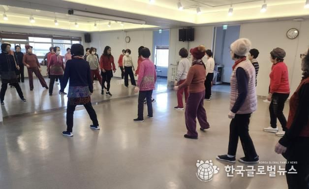 지난 22일 광명시 시민건강증진센터에서 '어르신 건강체조·요가교실'을 진행하고 있다