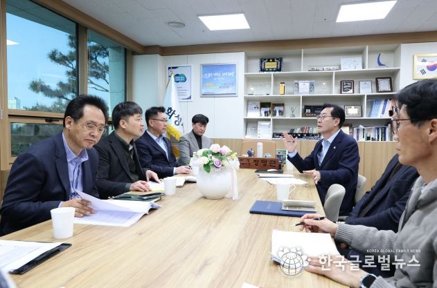 23일 진행된 행정안전부 주관 2026년 재난관리평가 현장평가에서 정명근 화성특례시장이 평가단과 인터뷰를 하고 있다.