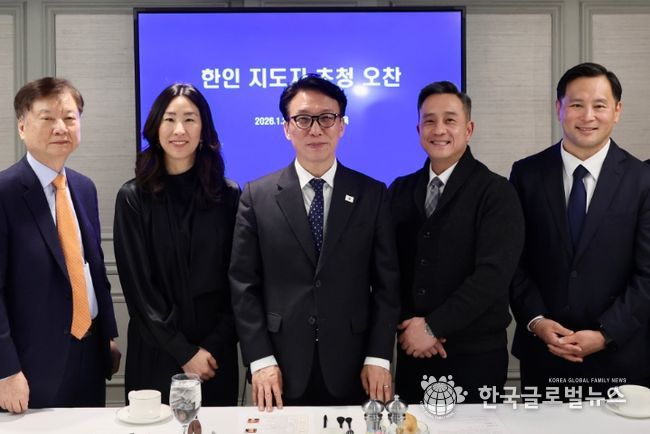 미국을 방문 중인 김민석 국무총리가 24일(현지시간) 뉴욕 인터콘티넨탈 바클레이 호텔에서 한인 지도자들을 만나 오찬 간담회를 하고 있다.