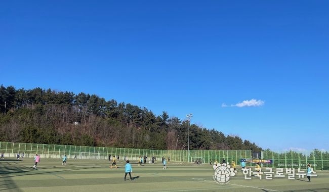2026 STAY영덕 동계 축구 전지훈련에 참가한 선수들이 훈련 프로그램을 소화하고 있다.