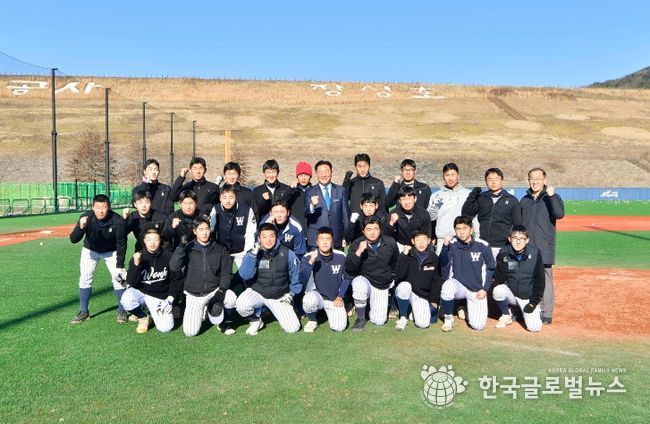 김한종 장성군수가 27일 원주고 야구 선수단이 동계 전지훈련 중인 장성호 체육공원을 찾았다.