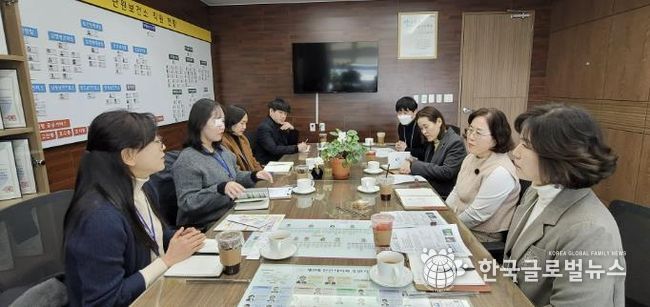 정영란 단원보건소장(오른쪽 첫번째)이 27일 단원보건소에서 안산의료복지사회적협동조합과 ‘새해 첫 업무 네트워크 구축 회의’를 진행하고 있다.