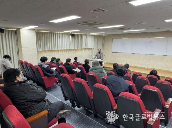 안산시 의료소비자생활협동조합 임직원들이 27일 직무교육을 진행하고 있다.