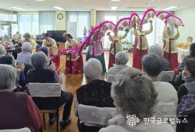 수원시 장안구 정자3동 주민자치회, 아녜스의 집 찾아 재능기부 공연 펼쳐