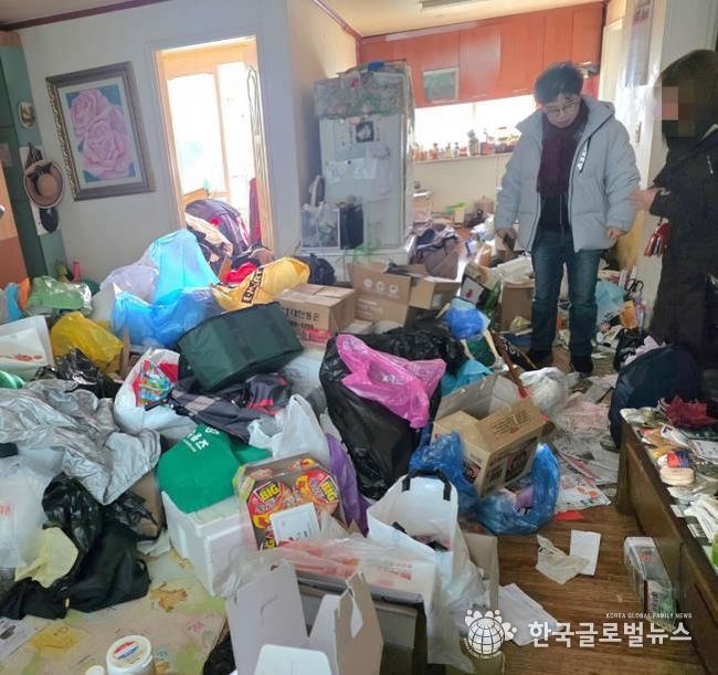 생활 폐기물이 정리되지 않은 가구 방문 모습