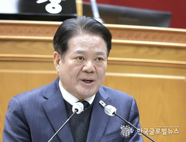 최대호 안양시장이 29일 오전 10시부터 열린 제308회 임시회에서 시정연설을 하고 있다