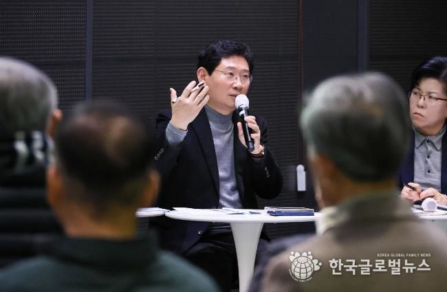 이상일 용인특례시장이 29일 용인미디어센터에서 기흥구 상하동과 구갈동 주민소통간담회를 열고 용인의 반도체 클러스터의 미래에 대한 의견을 제시했다.