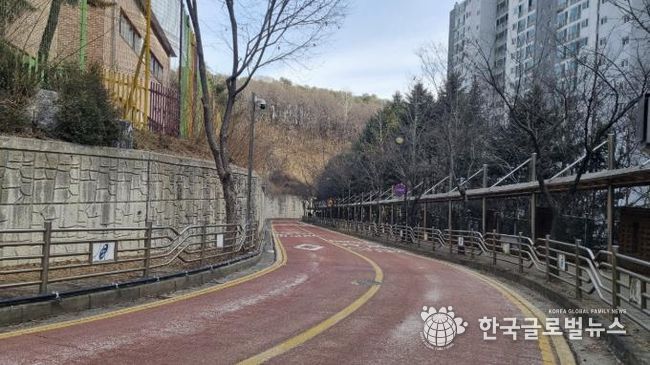 용인특례시 수지구 성복초·중학교 진입도로에 자동염수분사장치 설치가 완료돼 2월부터 가동을 시작했다