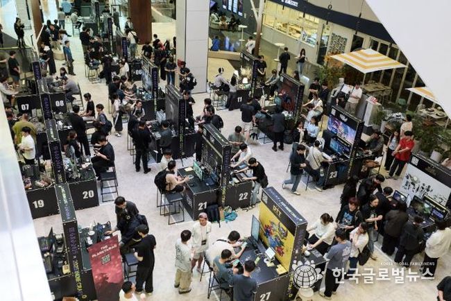 시민들이 성남시 대표 게임 축제인 '2025 GXG' 행사장에 설치된 게임부스를 체험하고 있다.(2025년 자료사진)