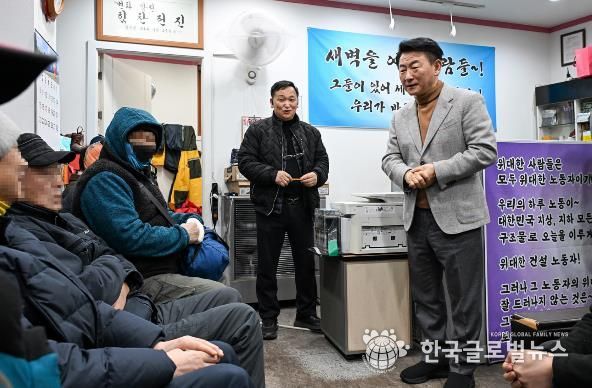 의정부시는 2월 3일 오전 5시경 관내 일용근로자들의 노고를 격려하고 현장의 목소리를 청취하기 위해 현장방문을 실시했다.