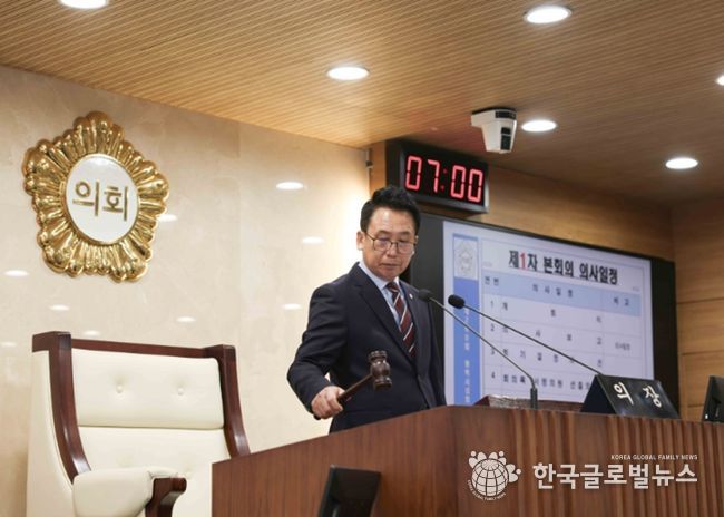 제260회 임시회 제1차 본회의에서 의사봉 타봉하는 강정구 의장