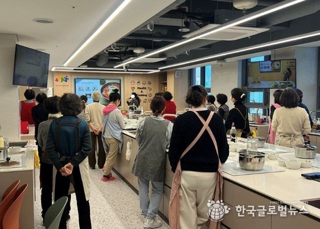 지난 2일 철산건강생활지원센터 5층 영양교육실에서 '내 손 뚝딱 건강밥상'을 진행하고 있다.