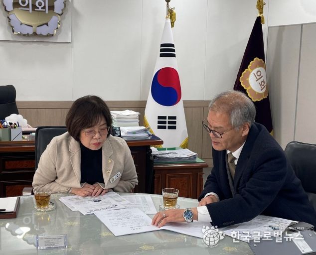 박용주 경기북부보훈지청장(오른쪽)과 오혜자 양평군의회의장이 지역사회 보훈현안 및 보훈가족 지원 방안에 대해 의견을 나누고 있다.